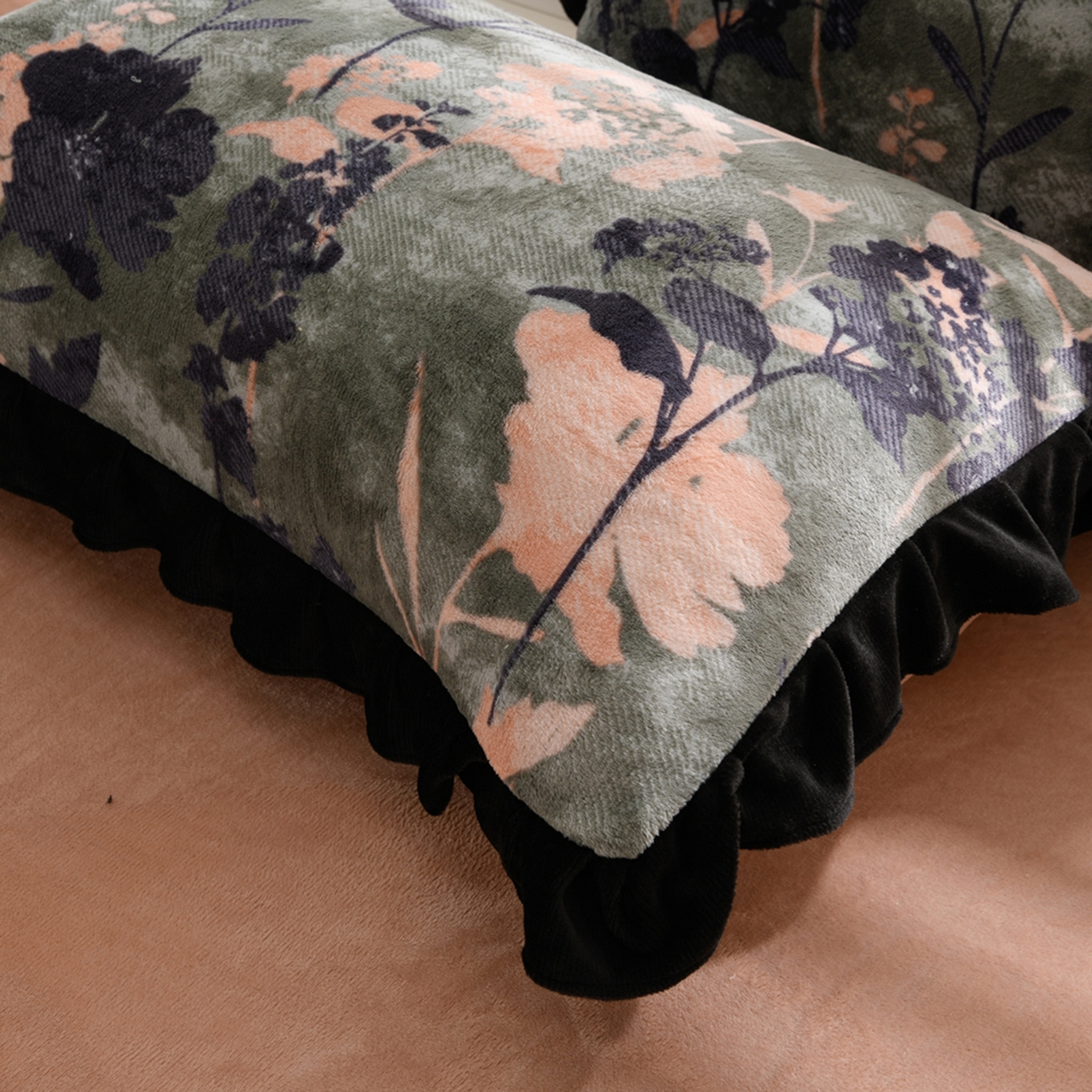 91家纺网 家纺一手货源 找家纺 紫月轩家纺 2025新款韩版牛奶绒花边款四件套 绿野花卉