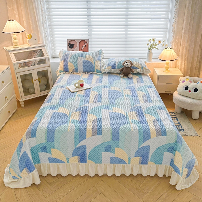 91家纺网 家纺一手货源 找家纺 （总）凯罗 2025新款牛奶绒花边床盖印花小清新盖毯加大牛奶绒床盖床单