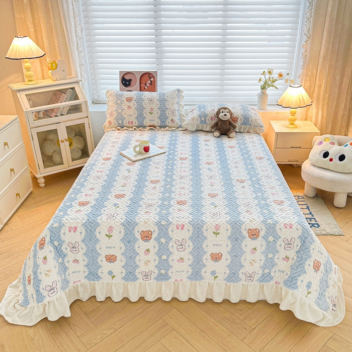 91家纺网 家纺一手货源 找家纺 （总）凯罗 2025新款牛奶绒花边床盖印花小清新盖毯加大牛奶绒床盖床单