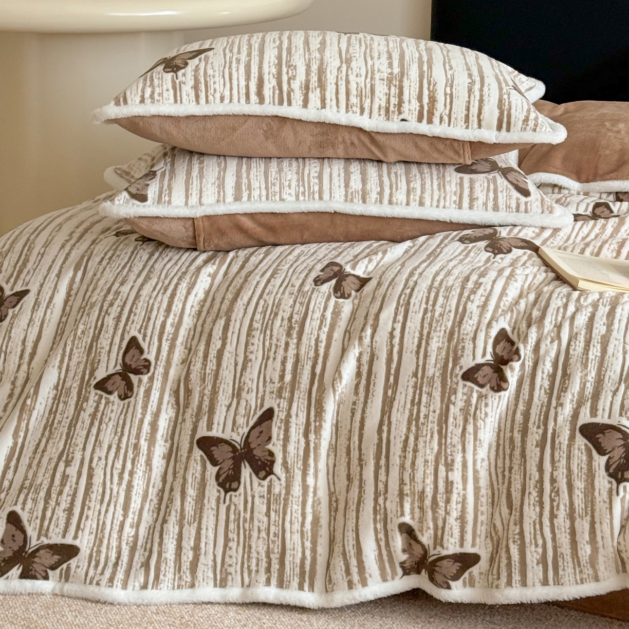 91家纺网 家纺一手货源 找家纺 沐棉家居 2025新款高克重立体雕花牛奶绒保暖四件套 光影蝴蝶