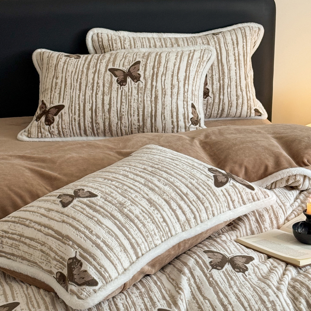 91家纺网 家纺一手货源 找家纺 沐棉家居 2025新款高克重立体雕花牛奶绒保暖四件套 光影蝴蝶