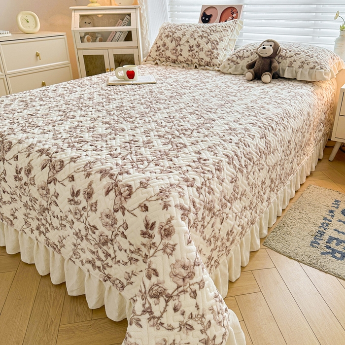 91家纺网 家纺一手货源 找家纺 （总）凯罗 2025新款牛奶绒花边床盖印花小清新盖毯加大牛奶绒床盖床单