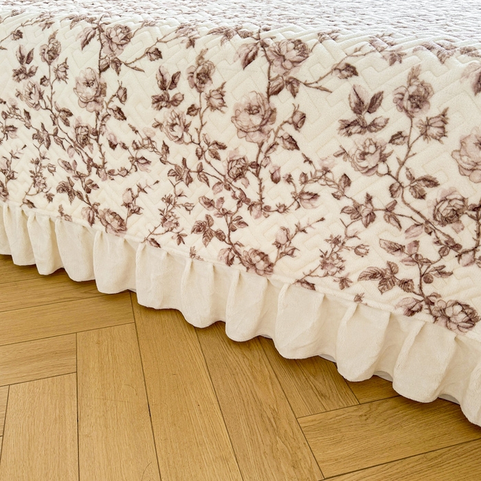 91家纺网 家纺一手货源 找家纺 （总）凯罗 2025新款牛奶绒花边床盖印花小清新盖毯加大牛奶绒床盖床单