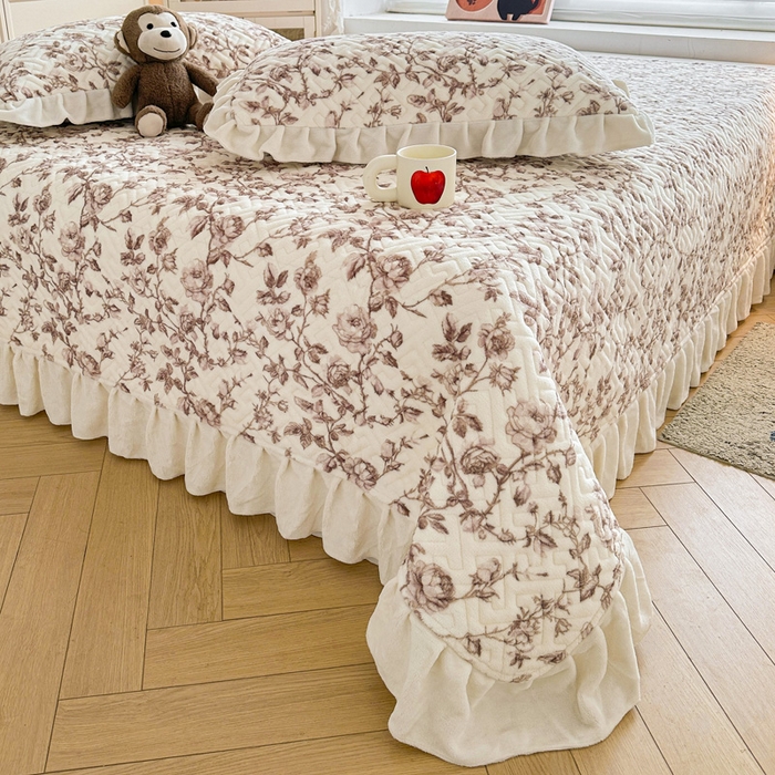 91家纺网 家纺一手货源 找家纺 （总）凯罗 2025新款牛奶绒花边床盖印花小清新盖毯加大牛奶绒床盖床单