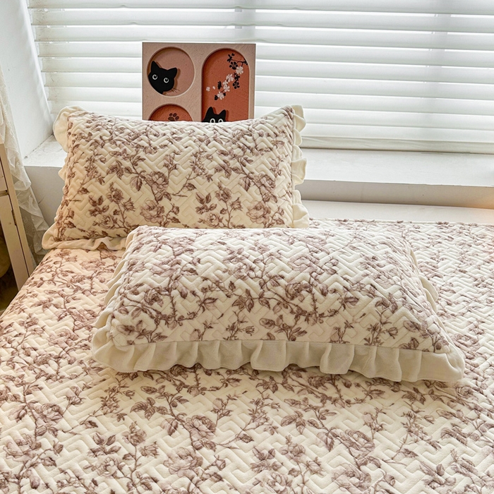 91家纺网 家纺一手货源 找家纺 （总）凯罗 2025新款牛奶绒花边床盖印花小清新盖毯加大牛奶绒床盖床单