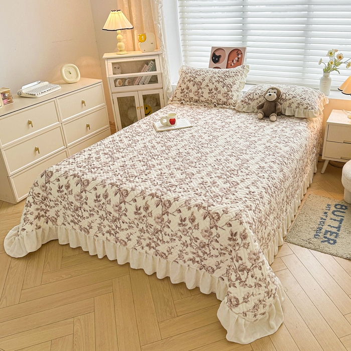 91家纺网 家纺一手货源 找家纺 （总）凯罗 2025新款牛奶绒花边床盖印花小清新盖毯加大牛奶绒床盖床单