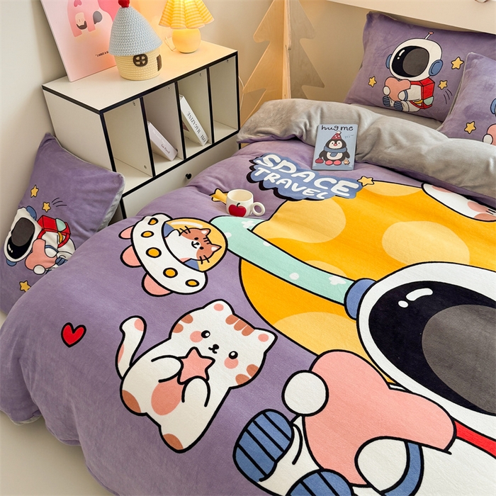 91家纺网 家纺一手货源 找家纺 潮邦创意家居 2025新款大版卡通牛奶绒四件套 温馨太空