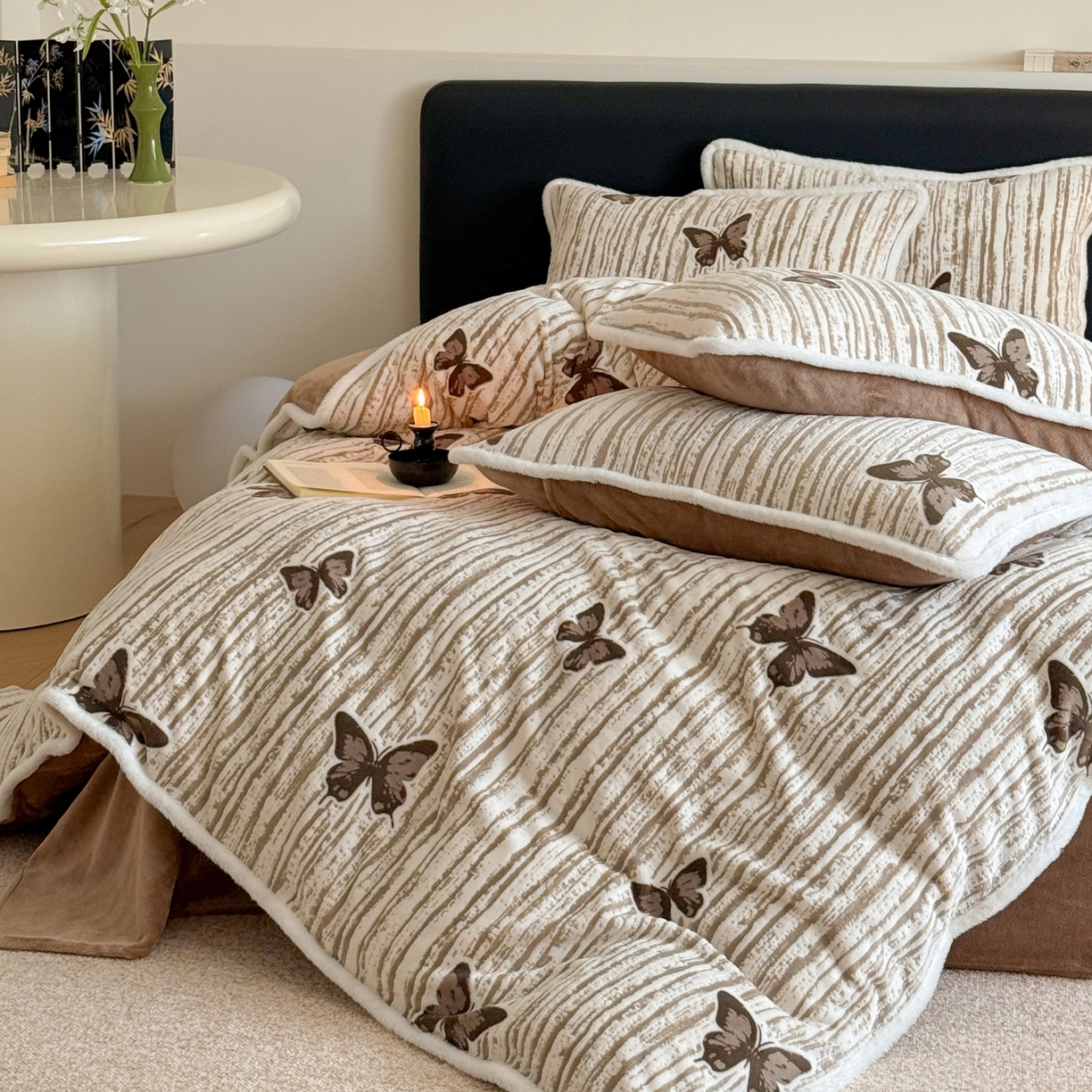 91家纺网 家纺一手货源 找家纺 沐棉家居 2025新款高克重立体雕花牛奶绒保暖四件套 光影蝴蝶