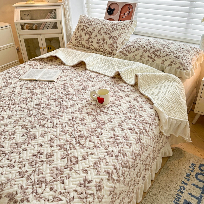 91家纺网 家纺一手货源 找家纺 凯罗 2025新款牛奶绒花边床盖印花小清新盖毯加大牛奶绒床盖床单 法式浪漫