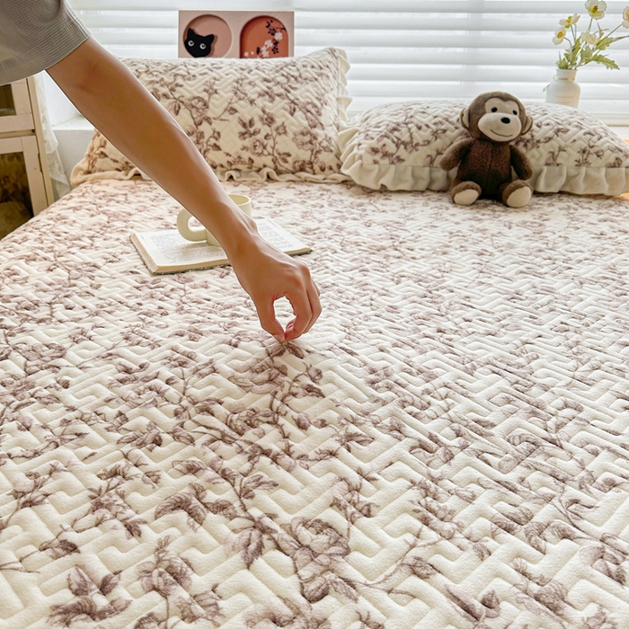 91家纺网 家纺一手货源 找家纺 凯罗 2025新款牛奶绒花边床盖印花小清新盖毯加大牛奶绒床盖床单 法式浪漫