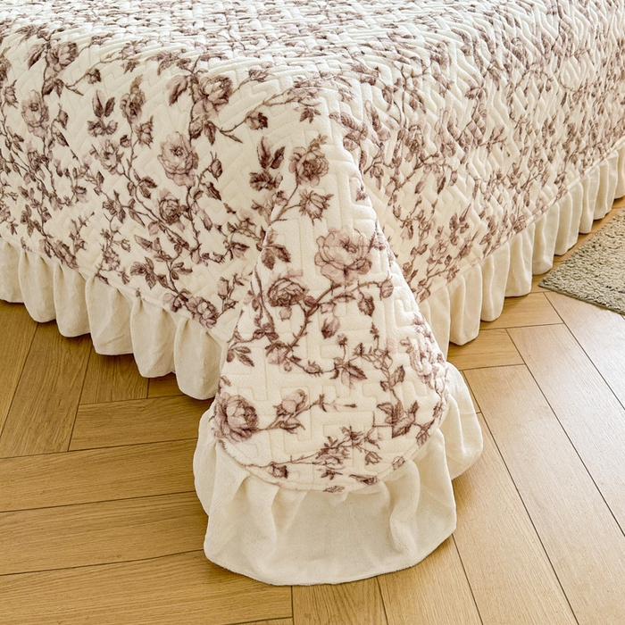 91家纺网 家纺一手货源 找家纺 凯罗 2025新款牛奶绒花边床盖印花小清新盖毯加大牛奶绒床盖床单 法式浪漫