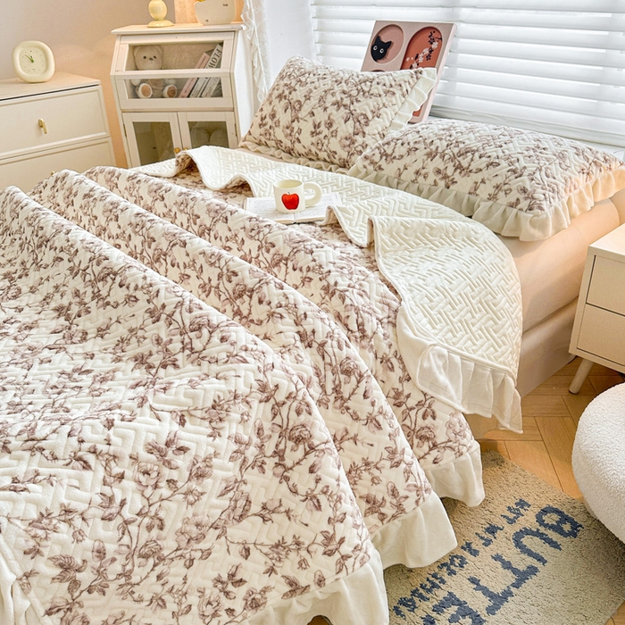 91家纺网 家纺一手货源 找家纺 凯罗 2025新款牛奶绒花边床盖印花小清新盖毯加大牛奶绒床盖床单 法式浪漫