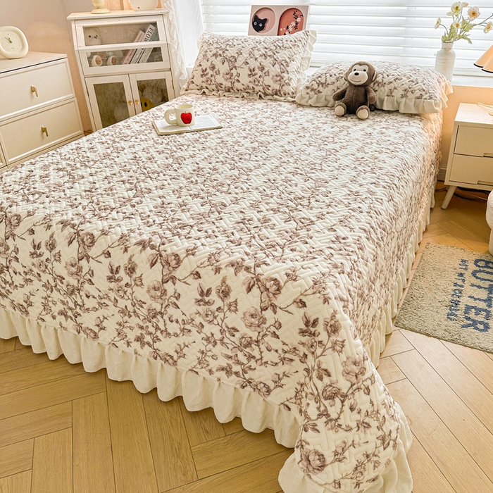 91家纺网 家纺一手货源 找家纺 凯罗 2025新款牛奶绒花边床盖印花小清新盖毯加大牛奶绒床盖床单 法式浪漫