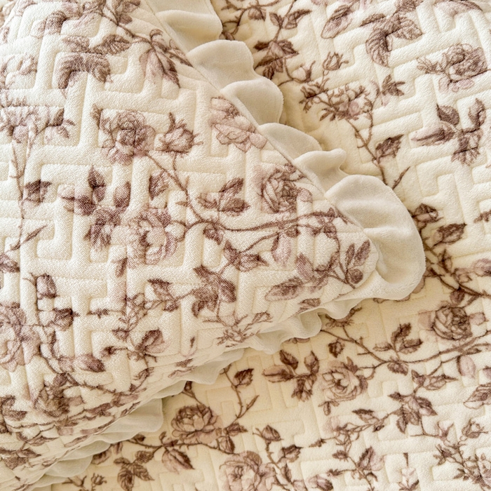 91家纺网 家纺一手货源 找家纺 凯罗 2025新款牛奶绒花边床盖印花小清新盖毯加大牛奶绒床盖床单 法式浪漫