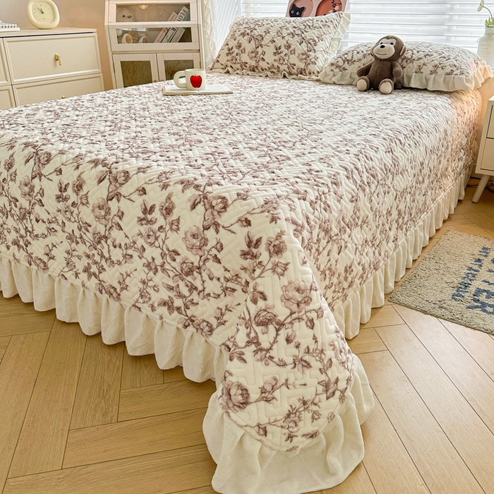 91家纺网 家纺一手货源 找家纺 凯罗 2025新款牛奶绒花边床盖印花小清新盖毯加大牛奶绒床盖床单 法式浪漫