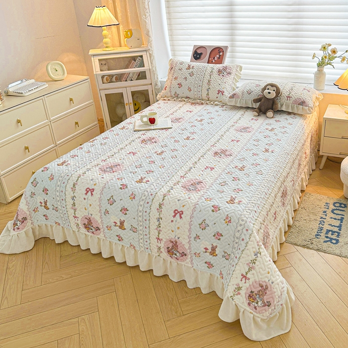 91家纺网 家纺一手货源 找家纺 凯罗 2025新款牛奶绒花边床盖印花小清新盖毯加大牛奶绒床盖床单 蝴蝶结小兔