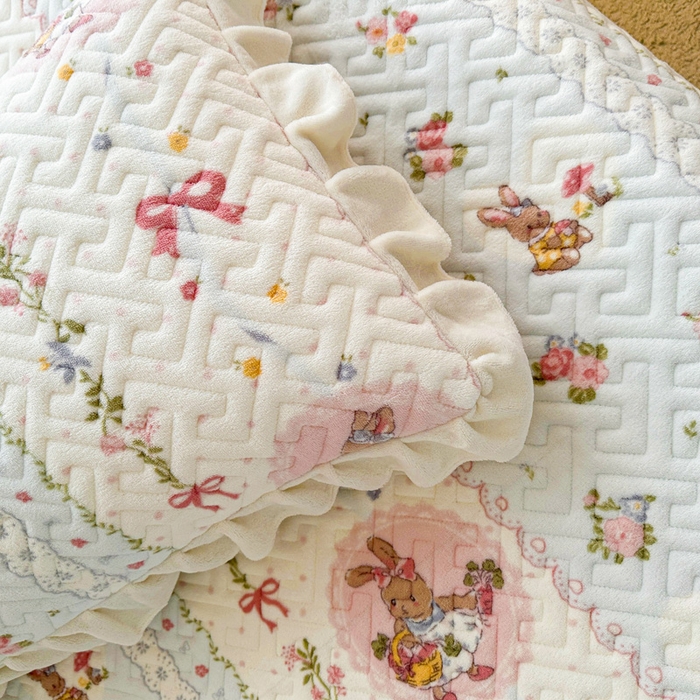 91家纺网 家纺一手货源 找家纺 凯罗 2025新款牛奶绒花边床盖印花小清新盖毯加大牛奶绒床盖床单 蝴蝶结小兔