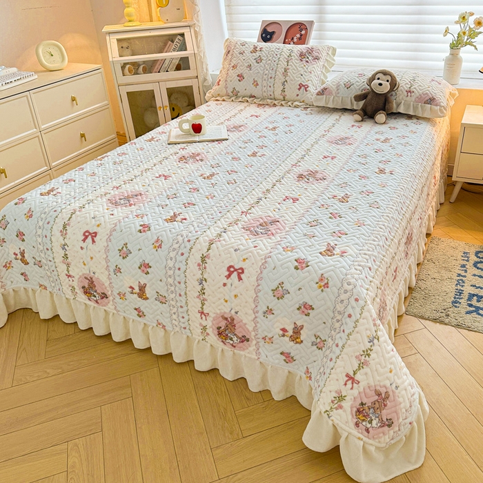 91家纺网 家纺一手货源 找家纺 凯罗 2025新款牛奶绒花边床盖印花小清新盖毯加大牛奶绒床盖床单 蝴蝶结小兔