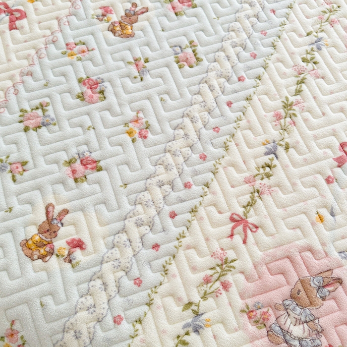 91家纺网 家纺一手货源 找家纺 凯罗 2025新款牛奶绒花边床盖印花小清新盖毯加大牛奶绒床盖床单 蝴蝶结小兔