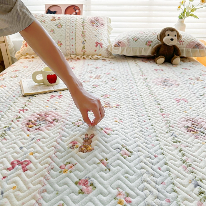 91家纺网 家纺一手货源 找家纺 凯罗 2025新款牛奶绒花边床盖印花小清新盖毯加大牛奶绒床盖床单 蝴蝶结小兔