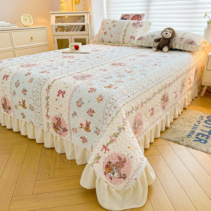 91家纺网 家纺一手货源 找家纺 凯罗 2025新款牛奶绒花边床盖印花小清新盖毯加大牛奶绒床盖床单 蝴蝶结小兔