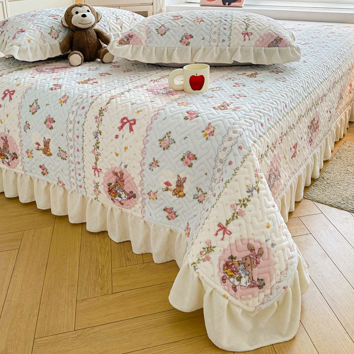 91家纺网 家纺一手货源 找家纺 凯罗 2025新款牛奶绒花边床盖印花小清新盖毯加大牛奶绒床盖床单 蝴蝶结小兔