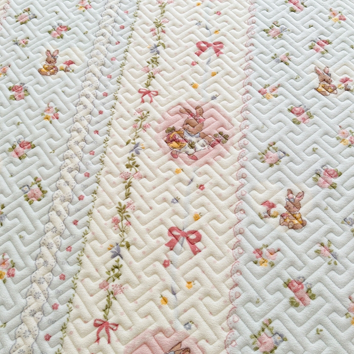 91家纺网 家纺一手货源 找家纺 凯罗 2025新款牛奶绒花边床盖印花小清新盖毯加大牛奶绒床盖床单 蝴蝶结小兔