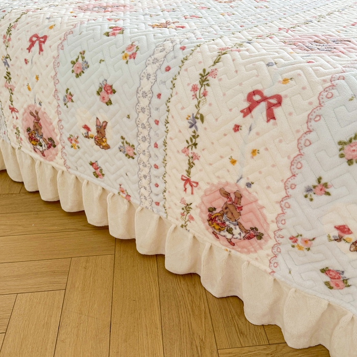 91家纺网 家纺一手货源 找家纺 凯罗 2025新款牛奶绒花边床盖印花小清新盖毯加大牛奶绒床盖床单 蝴蝶结小兔