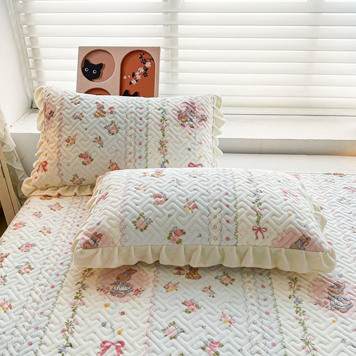 91家纺网 家纺一手货源 找家纺 凯罗 2025新款牛奶绒花边床盖印花小清新盖毯加大牛奶绒床盖床单 蝴蝶结小兔