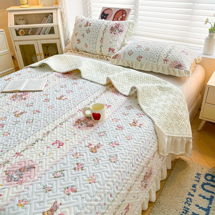 91家纺网 家纺一手货源 找家纺 凯罗 2025新款牛奶绒花边床盖印花小清新盖毯加大牛奶绒床盖床单 蝴蝶结小兔