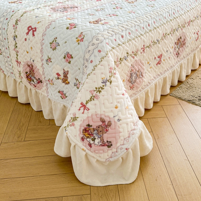 91家纺网 家纺一手货源 找家纺 凯罗 2025新款牛奶绒花边床盖印花小清新盖毯加大牛奶绒床盖床单 蝴蝶结小兔