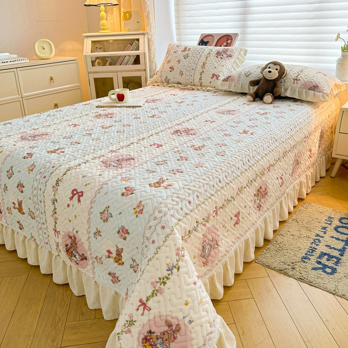 91家纺网 家纺一手货源 找家纺 凯罗 2025新款牛奶绒花边床盖印花小清新盖毯加大牛奶绒床盖床单 蝴蝶结小兔