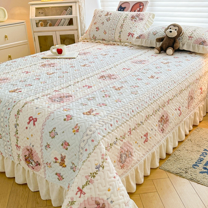 91家纺网 家纺一手货源 找家纺 凯罗 2025新款牛奶绒花边床盖印花小清新盖毯加大牛奶绒床盖床单 蝴蝶结小兔