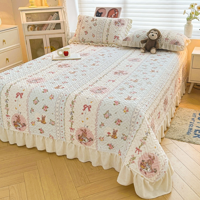 91家纺网 家纺一手货源 找家纺 凯罗 2025新款牛奶绒花边床盖印花小清新盖毯加大牛奶绒床盖床单 蝴蝶结小兔