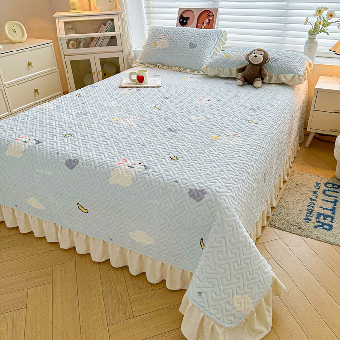 91家纺网 家纺一手货源 找家纺 凯罗 2025新款牛奶绒花边床盖印花小清新盖毯加大牛奶绒床盖床单 蓝底小白兔