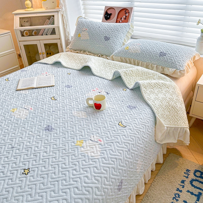 91家纺网 家纺一手货源 找家纺 凯罗 2025新款牛奶绒花边床盖印花小清新盖毯加大牛奶绒床盖床单 蓝底小白兔