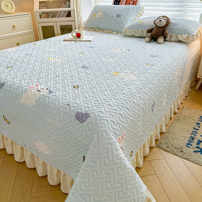 91家纺网 家纺一手货源 找家纺 凯罗 2025新款牛奶绒花边床盖印花小清新盖毯加大牛奶绒床盖床单 蓝底小白兔