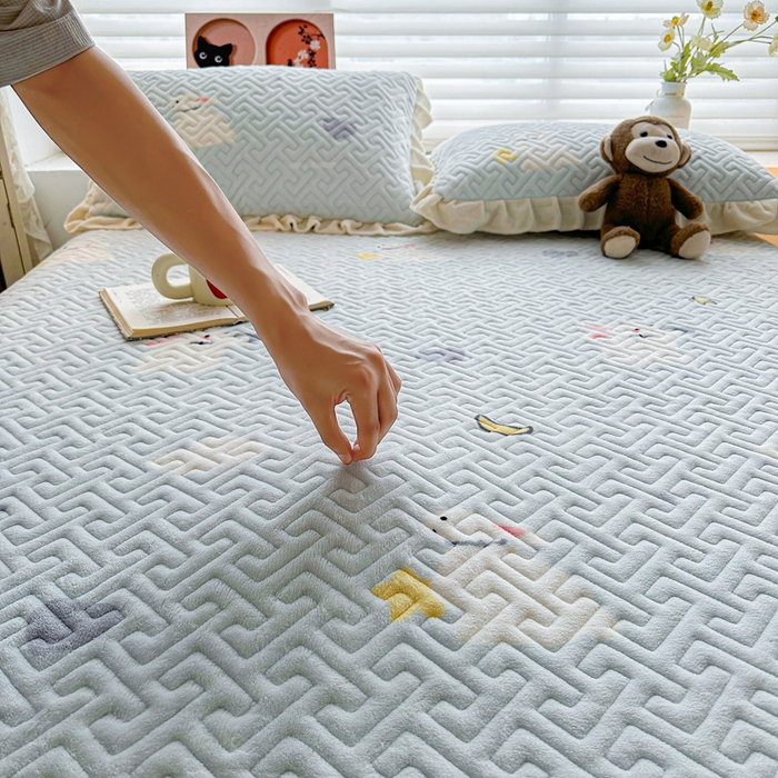 91家纺网 家纺一手货源 找家纺 凯罗 2025新款牛奶绒花边床盖印花小清新盖毯加大牛奶绒床盖床单 蓝底小白兔