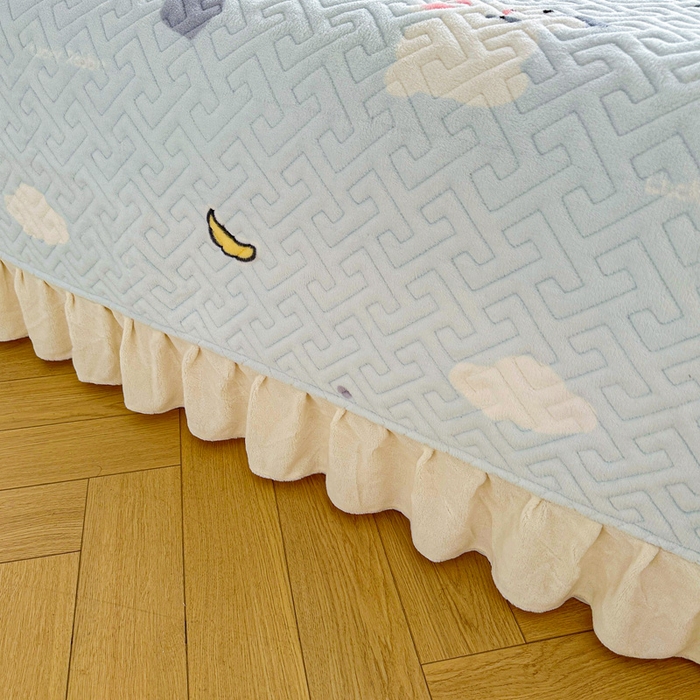 91家纺网 家纺一手货源 找家纺 凯罗 2025新款牛奶绒花边床盖印花小清新盖毯加大牛奶绒床盖床单 蓝底小白兔