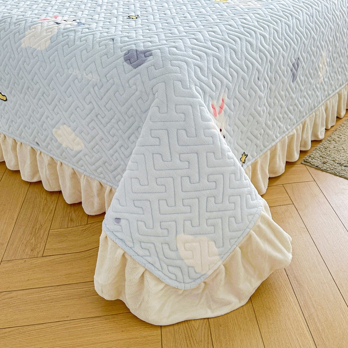 91家纺网 家纺一手货源 找家纺 凯罗 2025新款牛奶绒花边床盖印花小清新盖毯加大牛奶绒床盖床单 蓝底小白兔