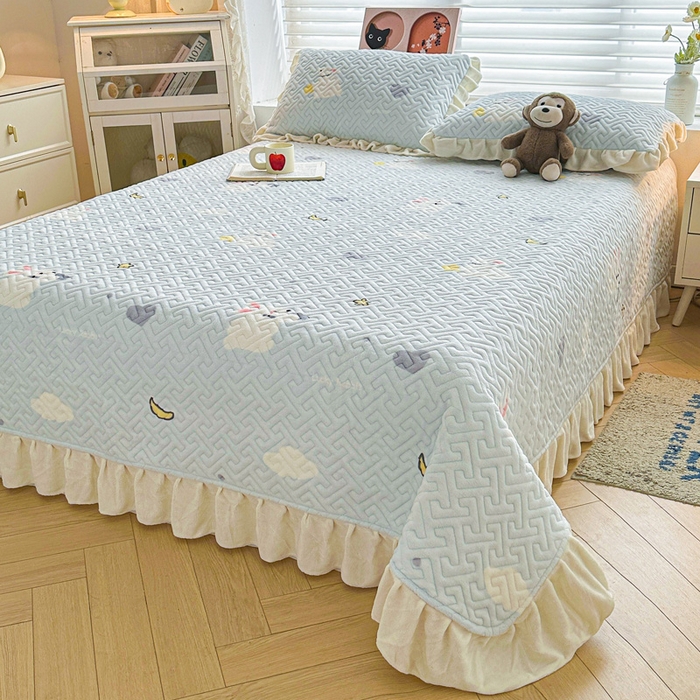 91家纺网 家纺一手货源 找家纺 凯罗 2025新款牛奶绒花边床盖印花小清新盖毯加大牛奶绒床盖床单 蓝底小白兔