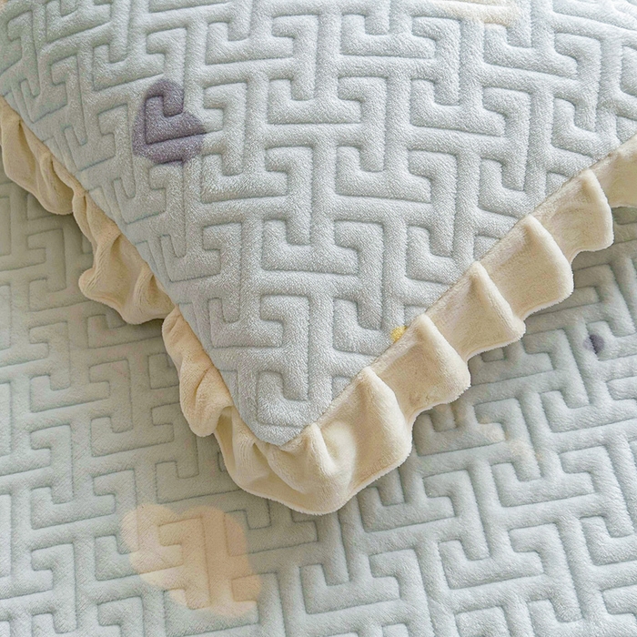 91家纺网 家纺一手货源 找家纺 凯罗 2025新款牛奶绒花边床盖印花小清新盖毯加大牛奶绒床盖床单 蓝底小白兔