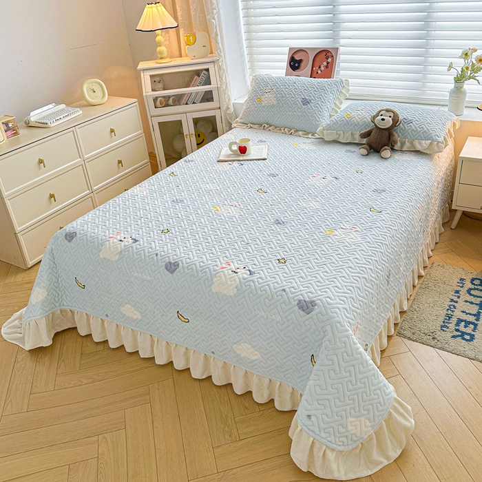 91家纺网 家纺一手货源 找家纺 凯罗 2025新款牛奶绒花边床盖印花小清新盖毯加大牛奶绒床盖床单 蓝底小白兔