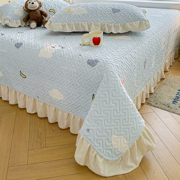 91家纺网 家纺一手货源 找家纺 凯罗 2025新款牛奶绒花边床盖印花小清新盖毯加大牛奶绒床盖床单 蓝底小白兔