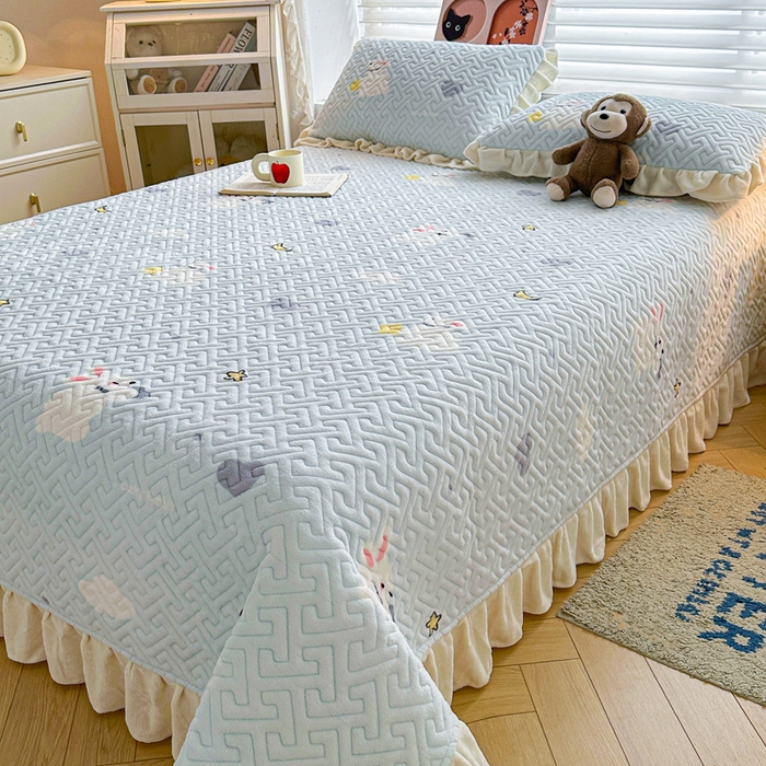 91家纺网 家纺一手货源 找家纺 凯罗 2025新款牛奶绒花边床盖印花小清新盖毯加大牛奶绒床盖床单 蓝底小白兔