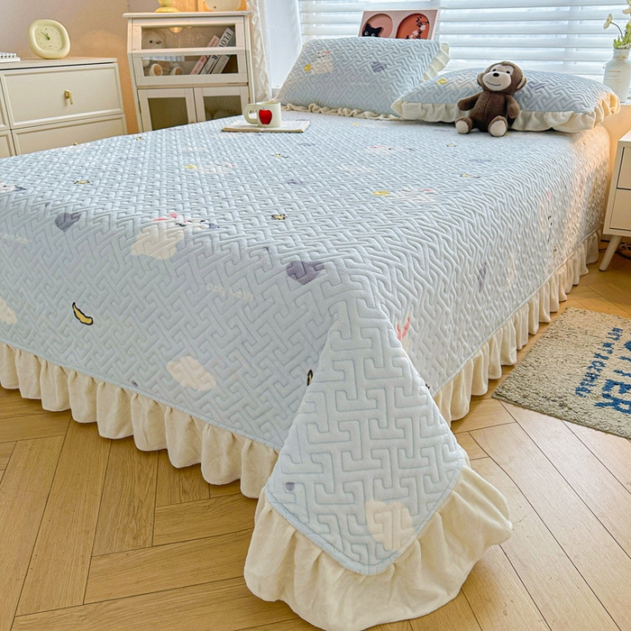 91家纺网 家纺一手货源 找家纺 凯罗 2025新款牛奶绒花边床盖印花小清新盖毯加大牛奶绒床盖床单 蓝底小白兔