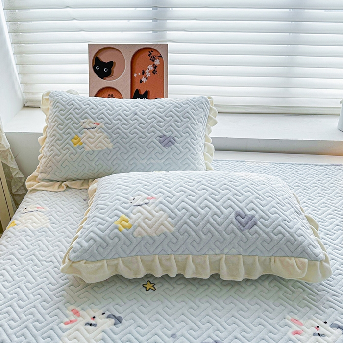 91家纺网 家纺一手货源 找家纺 凯罗 2025新款牛奶绒花边床盖印花小清新盖毯加大牛奶绒床盖床单 蓝底小白兔