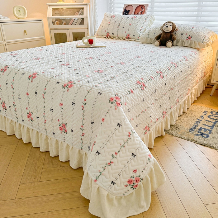 91家纺网 家纺一手货源 找家纺 凯罗 2025新款牛奶绒花边床盖印花小清新盖毯加大牛奶绒床盖床单 浪漫邂逅