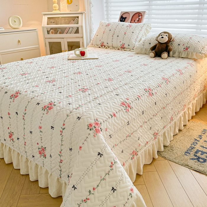 91家纺网 家纺一手货源 找家纺 凯罗 2025新款牛奶绒花边床盖印花小清新盖毯加大牛奶绒床盖床单 浪漫邂逅