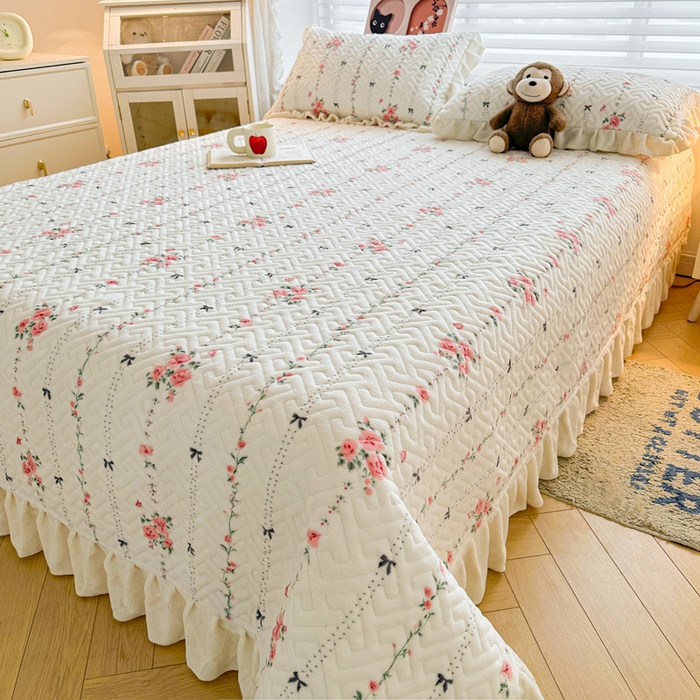91家纺网 家纺一手货源 找家纺 凯罗 2025新款牛奶绒花边床盖印花小清新盖毯加大牛奶绒床盖床单 浪漫邂逅